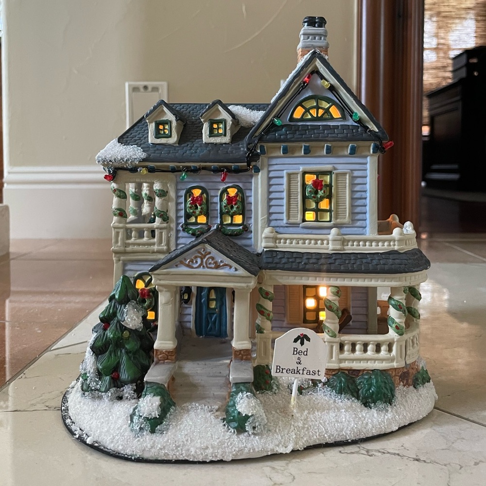 St. Nicholas Square Bed & Breakfast illuminated Christmas village collectible